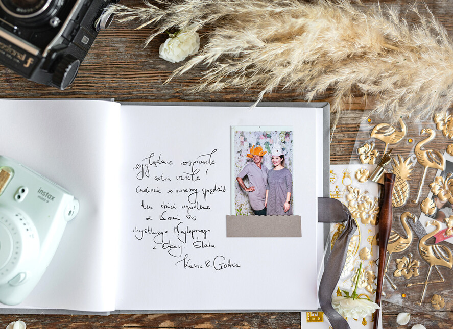 Księgi wpisów gości welurowe szara welurowa księga wpisów gości, złote napisy na księdze gości, welurowa księga pamiątka ślubna 4