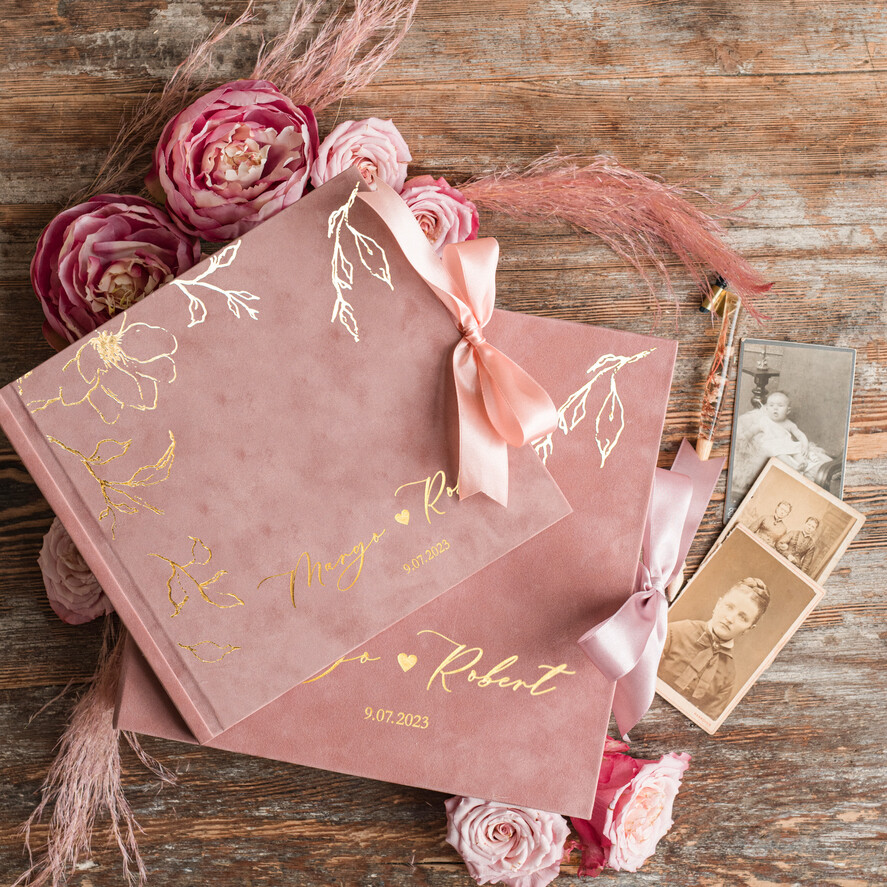 Księgi wpisów gości welurowe welurowa, aksamitna księga gości z pudełkiem, złote napisy na okładce, księga pamiątkowa na wesele i wpisy gosci weselnych0