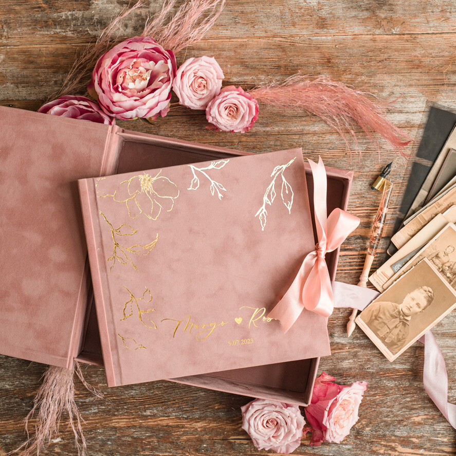 Księgi wpisów gości welurowe welurowa, aksamitna księga gości z pudełkiem, złote napisy na okładce, księga pamiątkowa na wesele i wpisy gosci weselnych4