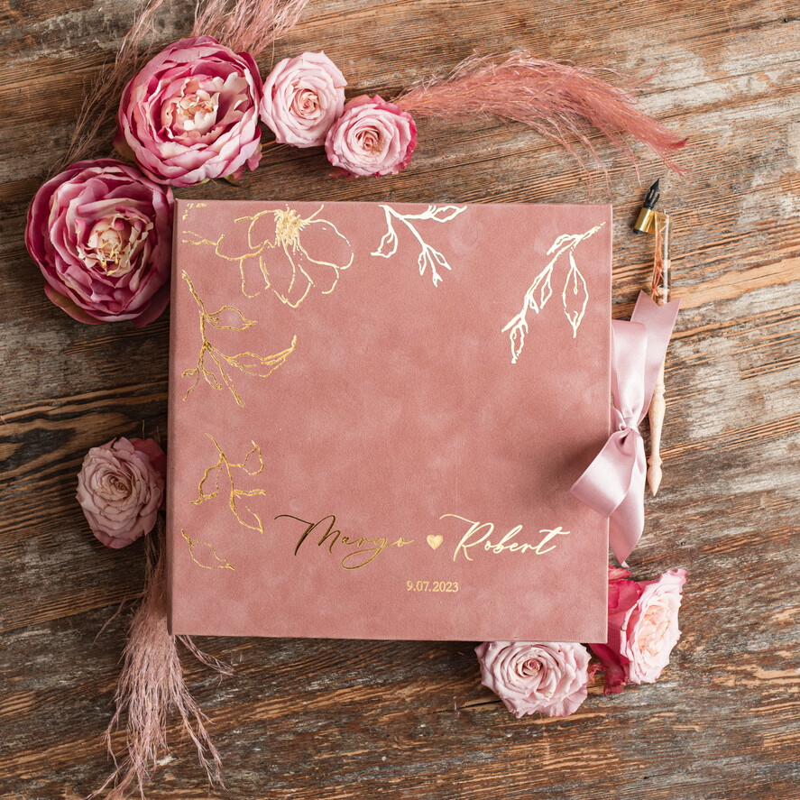 Księgi wpisów gości welurowe welurowa, aksamitna księga gości z pudełkiem, złote napisy na okładce, księga pamiątkowa na wesele i wpisy gosci weselnych1