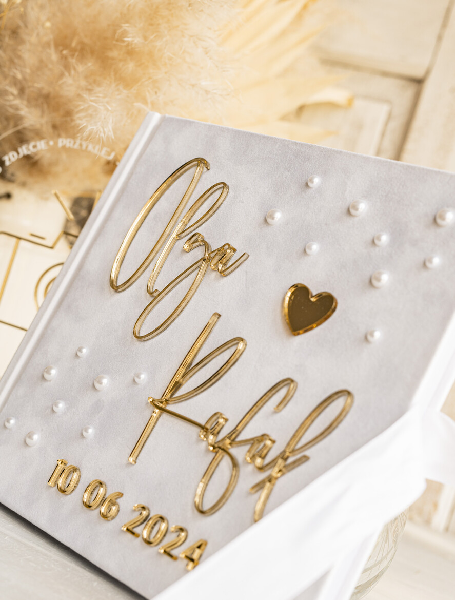 Księgi wpisów gości welurowe welurowa biało złota księga wpisów gości, elegancka księga na wpisy z perełkami ze złotymi napisami, biała welurowa księga wpisów gości z perełkami1