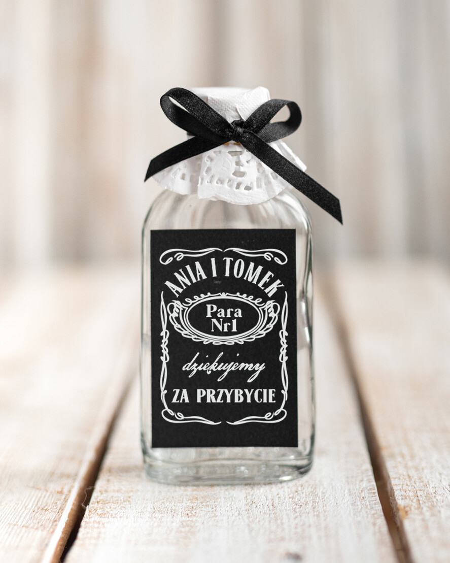 Podziękowania dla Gości Weselnych Butelki pomysłowe podziękowania dla gości, kacówka buteleczka na poprawiny, czarna etykieta na buteleczce imiona Pary Młodej0