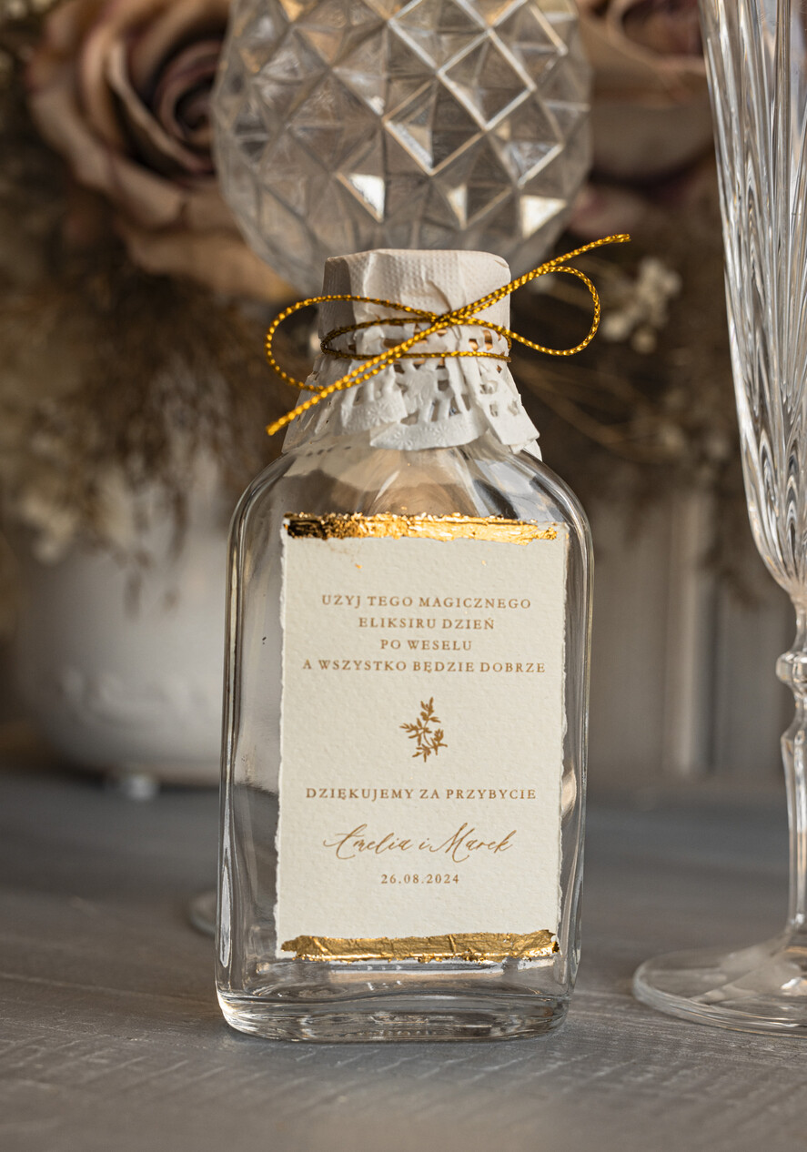 Podziękowania dla Gości Weselnych Butelki prezent dla gości weselnych kacóweczka ozdobiona płatkami złota, butelka na własny trunek, pomysły na prezenty dla gości0