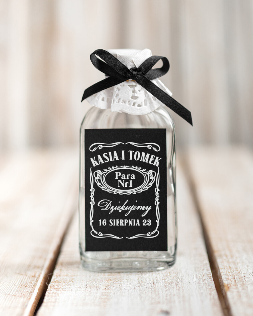 Podziękowania dla Gości Weselnych Butelki pomysłowe podziękowania dla gości, kacówka buteleczka na poprawiny, czarna etykieta na buteleczce imiona Pary Młodej0