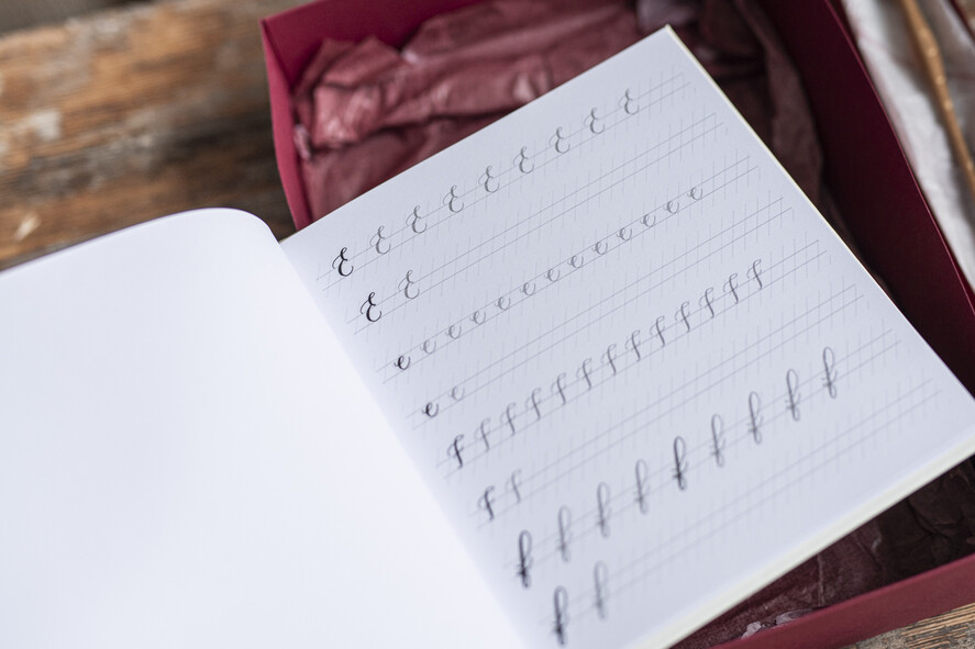 PREZENTY NA RÓŻNE OKAZJE  Kaligrafia Zestaw do nauki kaligrafii nowoczesnej oraz zestaw papeterii 8