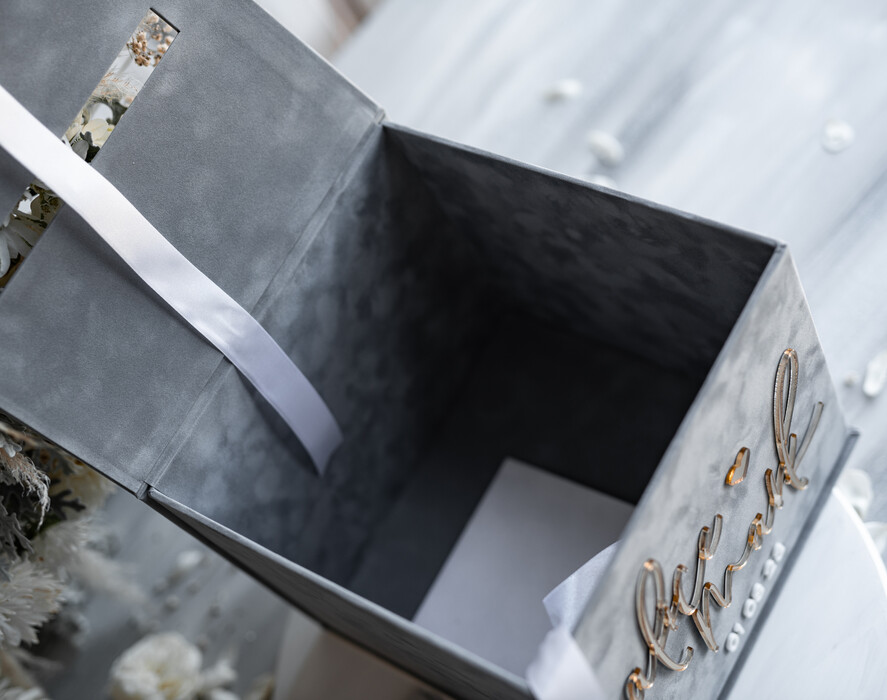 Pudełko na koperty  glamour Elegancka szara welurowa kopertówka ze złotymi napisami, szary cieniowany welur, pudełko na koperty, pomysł na pudełko na pieniądze podczas wesela3