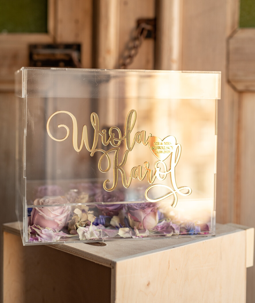 Pudełko na koperty  glamour Nowoczesna wyjątkowa kopertówka z przezroczystej plexi wesele glamour złote litery1