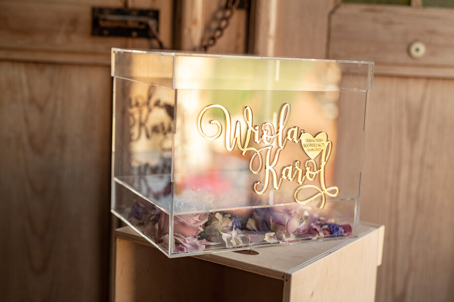 Pudełko na koperty  glamour Nowoczesna wyjątkowa kopertówka z przezroczystej plexi wesele glamour złote litery13