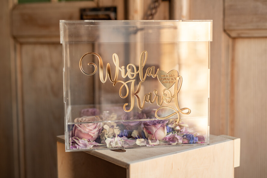 Pudełko na koperty  glamour Nowoczesna wyjątkowa kopertówka z przezroczystej plexi wesele glamour złote litery7