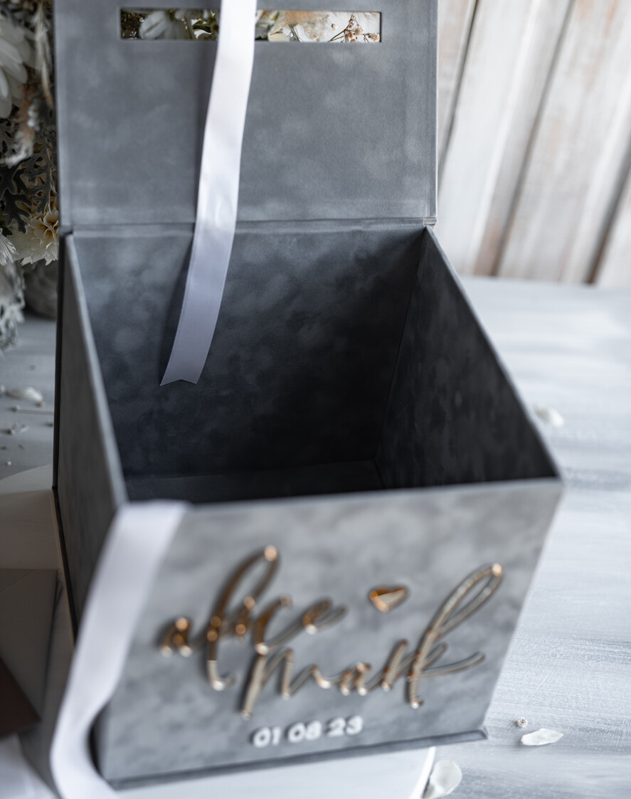 Pudełko na koperty  glamour Personalizowana szara welurowa kopertówka ze złotymi napisami, szary cieniowany welur, pudełko na koperty, pomysł na pudełko na pieniądze podczas wesela5