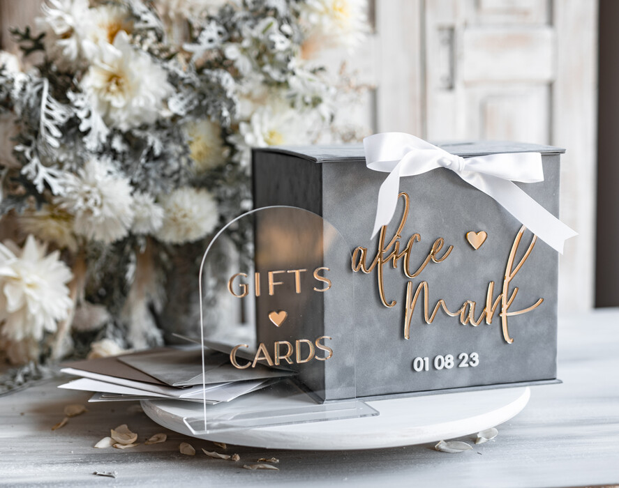 Pudełko na koperty  glamour Personalizowana szara welurowa kopertówka ze złotymi napisami, szary cieniowany welur, pudełko na koperty, pomysł na pudełko na pieniądze podczas wesela0