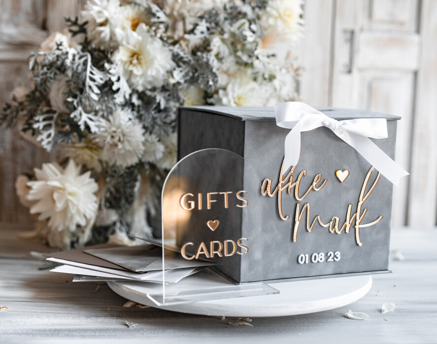 Pudełko na koperty  glamour Personalizowana szara welurowa kopertówka ze złotymi napisami, szary cieniowany welur, pudełko na koperty, pomysł na pudełko na pieniądze podczas wesela1