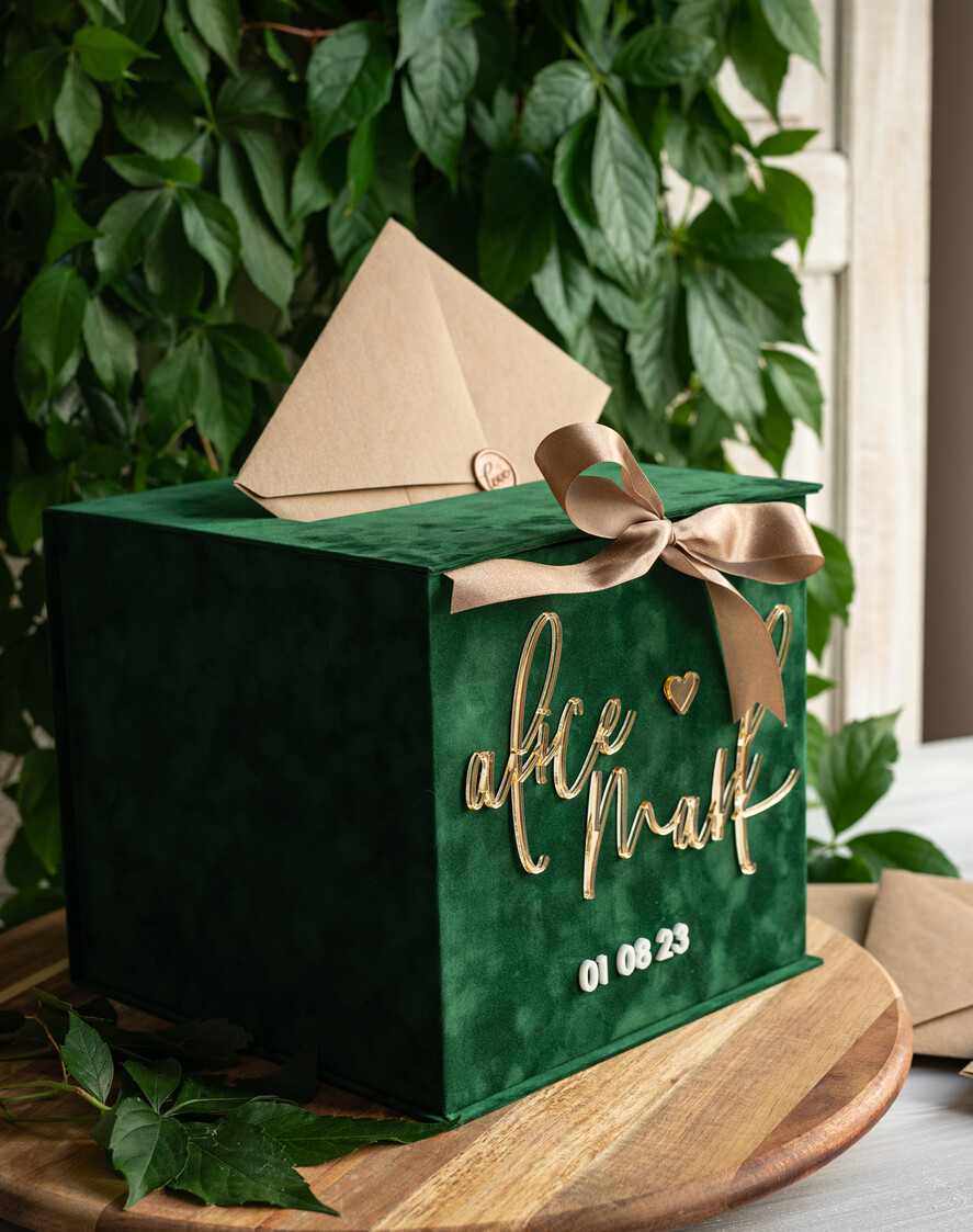 Pudełko na koperty  glamour Personalizowana zielona welurowa kopertówka ze złotymi napisami, ciemnozielony cieniowany welur, pudełko na koperty, pomysł na pudełko na pieniądze podczas wesela1