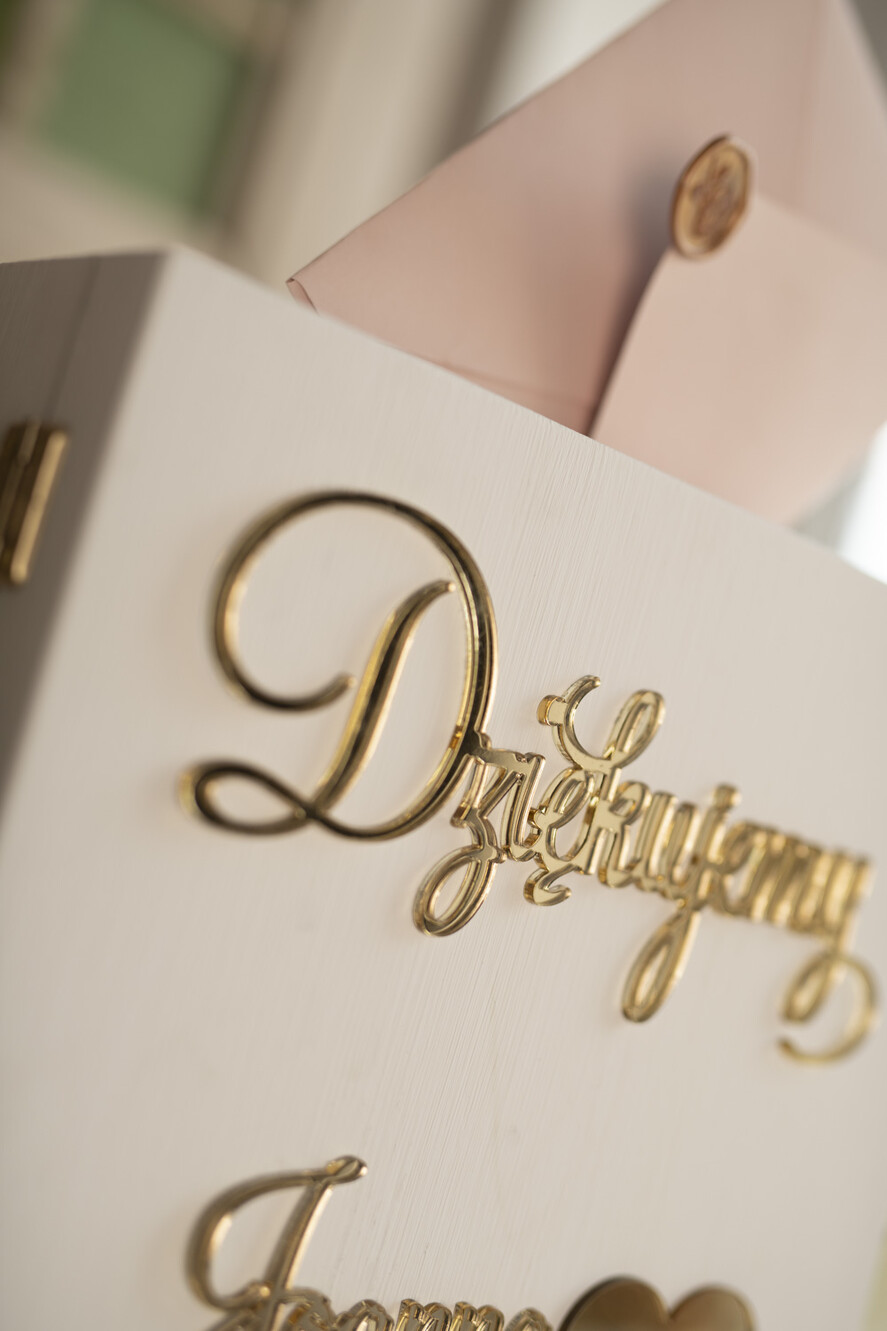 Pudełko na koperty  glamour biała skrzynka na kartki ślubne pudełko box na koperty z życzeniami złote napisy wasze imiona2