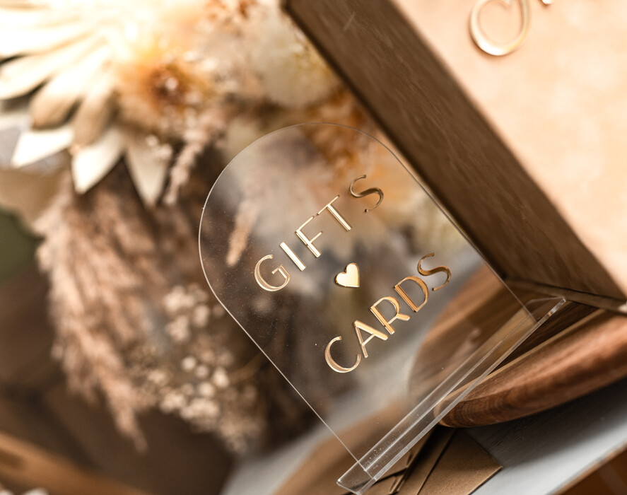 Pudełko na koperty  glamour Elegancka welurowa kopertówka ze złotymi napisami, beżowy cieniowany welur, pudełko na koperty złote napisy, kopertowka z weluru w stylu glamour1