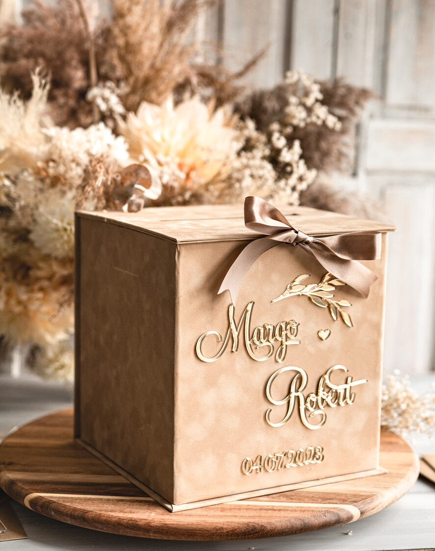 Pudełko na koperty  glamour Elegancka welurowa kopertówka ze złotymi napisami, beżowy cieniowany welur, pudełko na koperty złote napisy, kopertowka z weluru w stylu glamour6