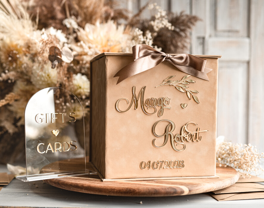 Pudełko na koperty  glamour Elegancka welurowa kopertówka ze złotymi napisami, beżowy cieniowany welur, pudełko na koperty złote napisy, kopertowka z weluru w stylu glamour2