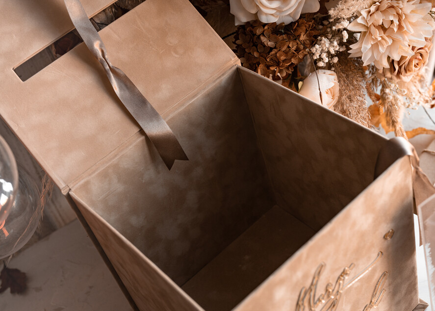 Pudełko na koperty  glamour Welurowa beżowo złota kopertówka ze złotymi napisami, beżowy cieniowany welur, pudełko na koperty, pomysł na pudełko na pieniądze podczas wesela, kopertówka na ślub6