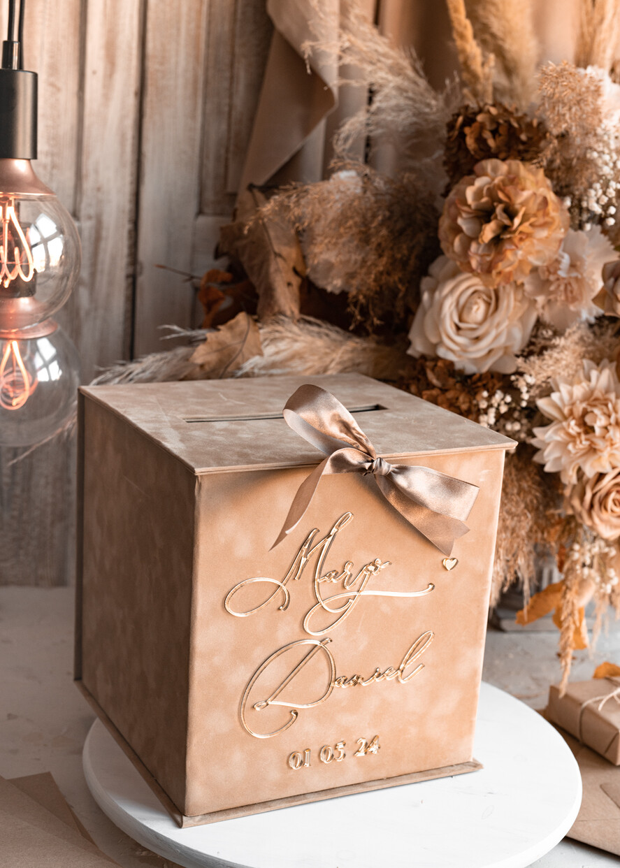 Pudełko na koperty  glamour Welurowa beżowo złota kopertówka ze złotymi napisami, beżowy cieniowany welur, pudełko na koperty, pomysł na pudełko na pieniądze podczas wesela, kopertówka na ślub1