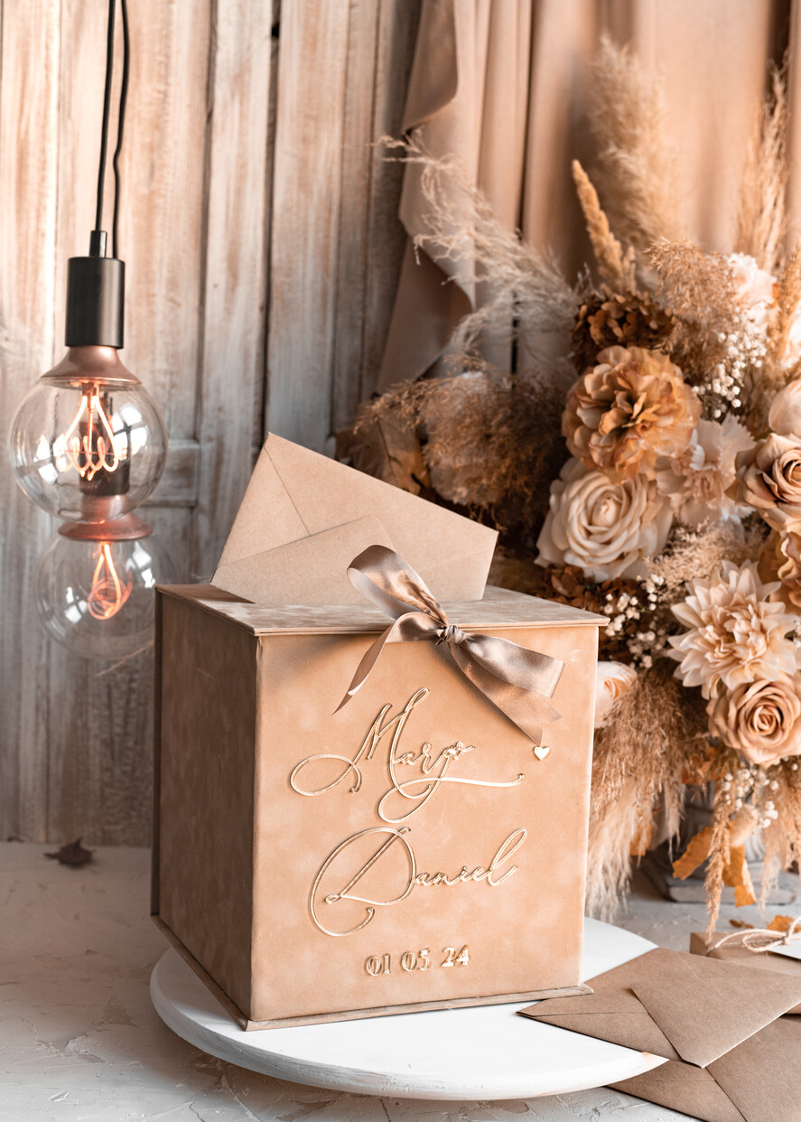 Pudełko na koperty  glamour Welurowa beżowo złota kopertówka ze złotymi napisami, beżowy cieniowany welur, pudełko na koperty, pomysł na pudełko na pieniądze podczas wesela, kopertówka na ślub0