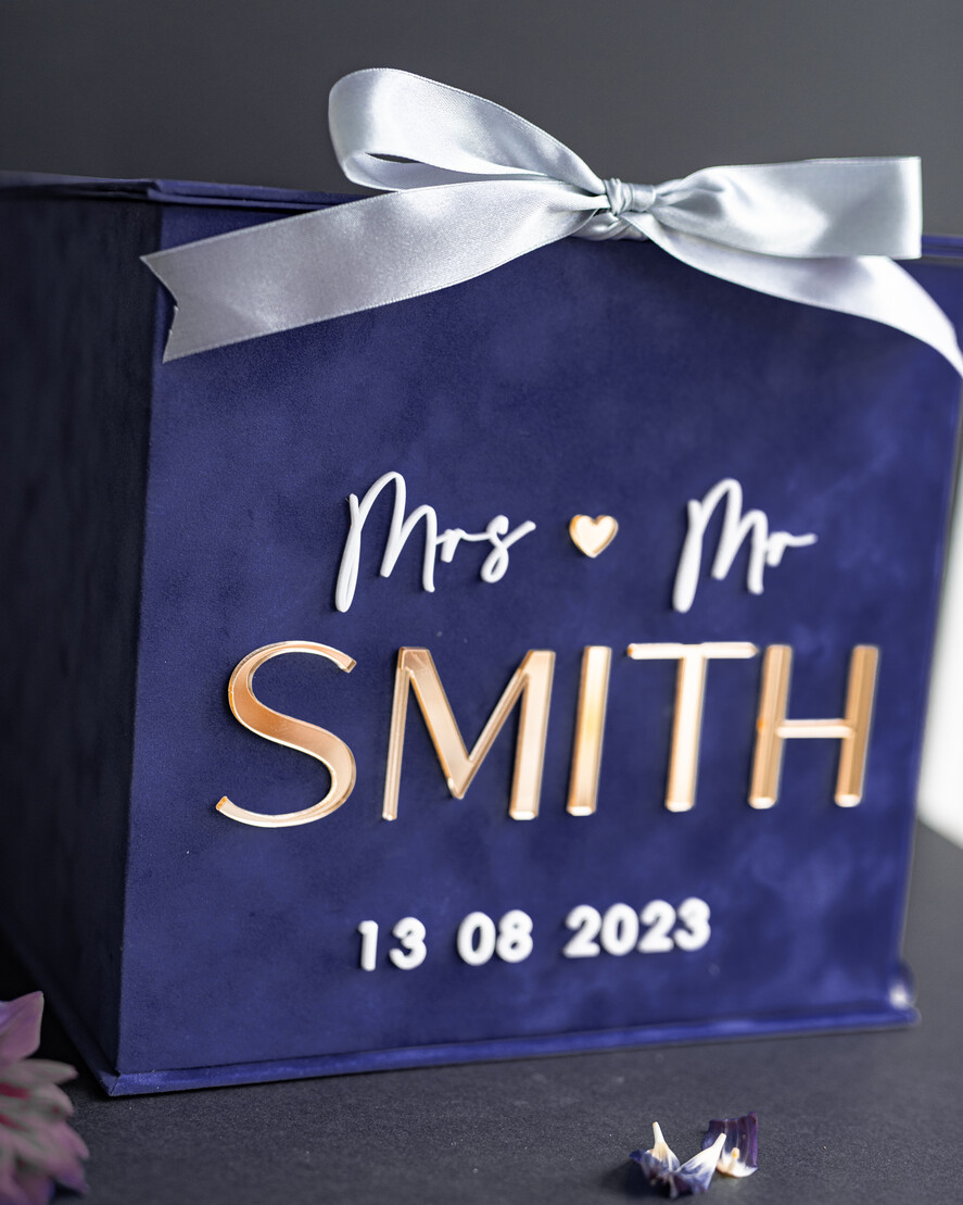 Pudełko na koperty  glamour Granatowe welurowa kopertówka ze złotymi napisami, granatowy cieniowany welur, pudełko na koperty złote napisy, kopertowka z weluru w stylu glamour6