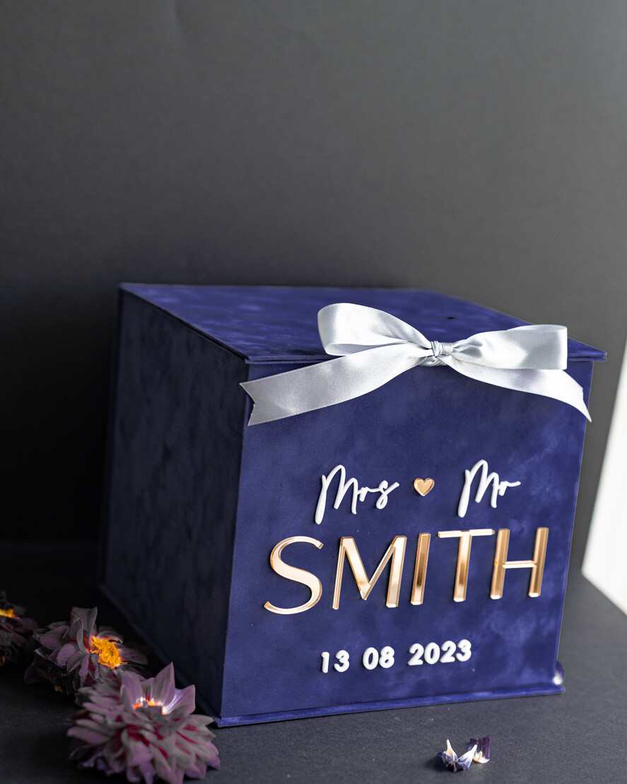 Pudełko na koperty  glamour Granatowe welurowa kopertówka ze złotymi napisami, granatowy cieniowany welur, pudełko na koperty złote napisy, kopertowka z weluru w stylu glamour5