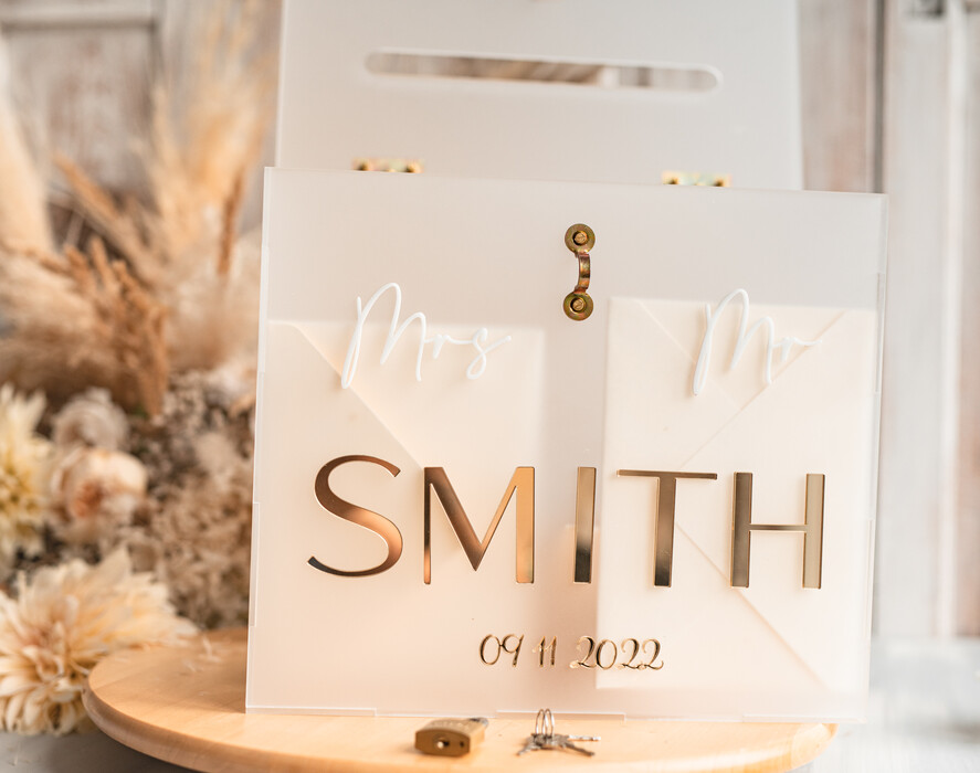 Pudełko na koperty  glamour satynowa akrylowa kopertówka na koperty, pudełko na koperty mlecznej pleksy, pomysł na pudełko na koperty na weselu, akrylowe pudełko na koperty0