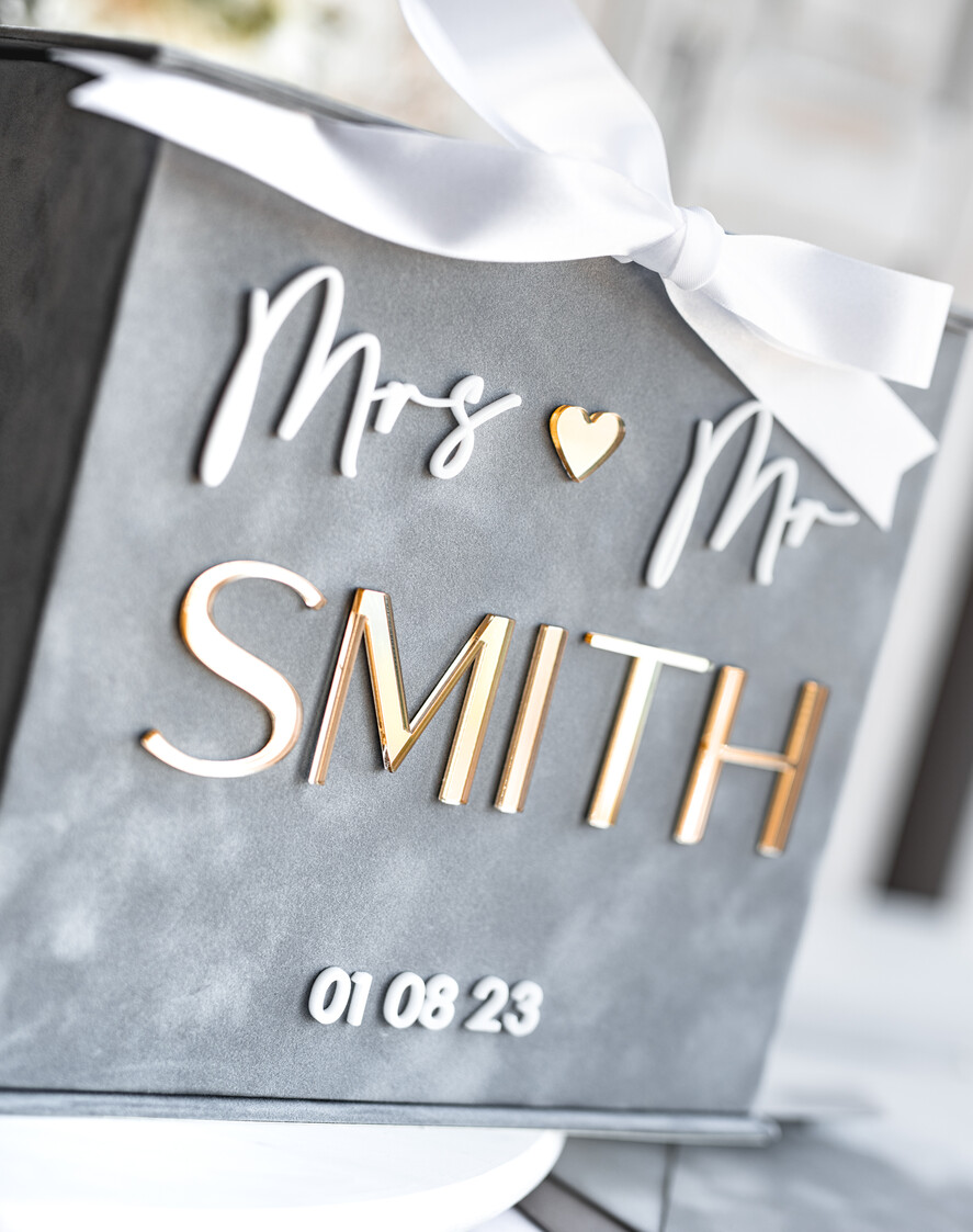 Pudełko na koperty  glamour Elegancka szara welurowa kopertówka ze złotymi napisami, szary cieniowany welur, pudełko na koperty, pomysł na pudełko na pieniądze podczas wesela1