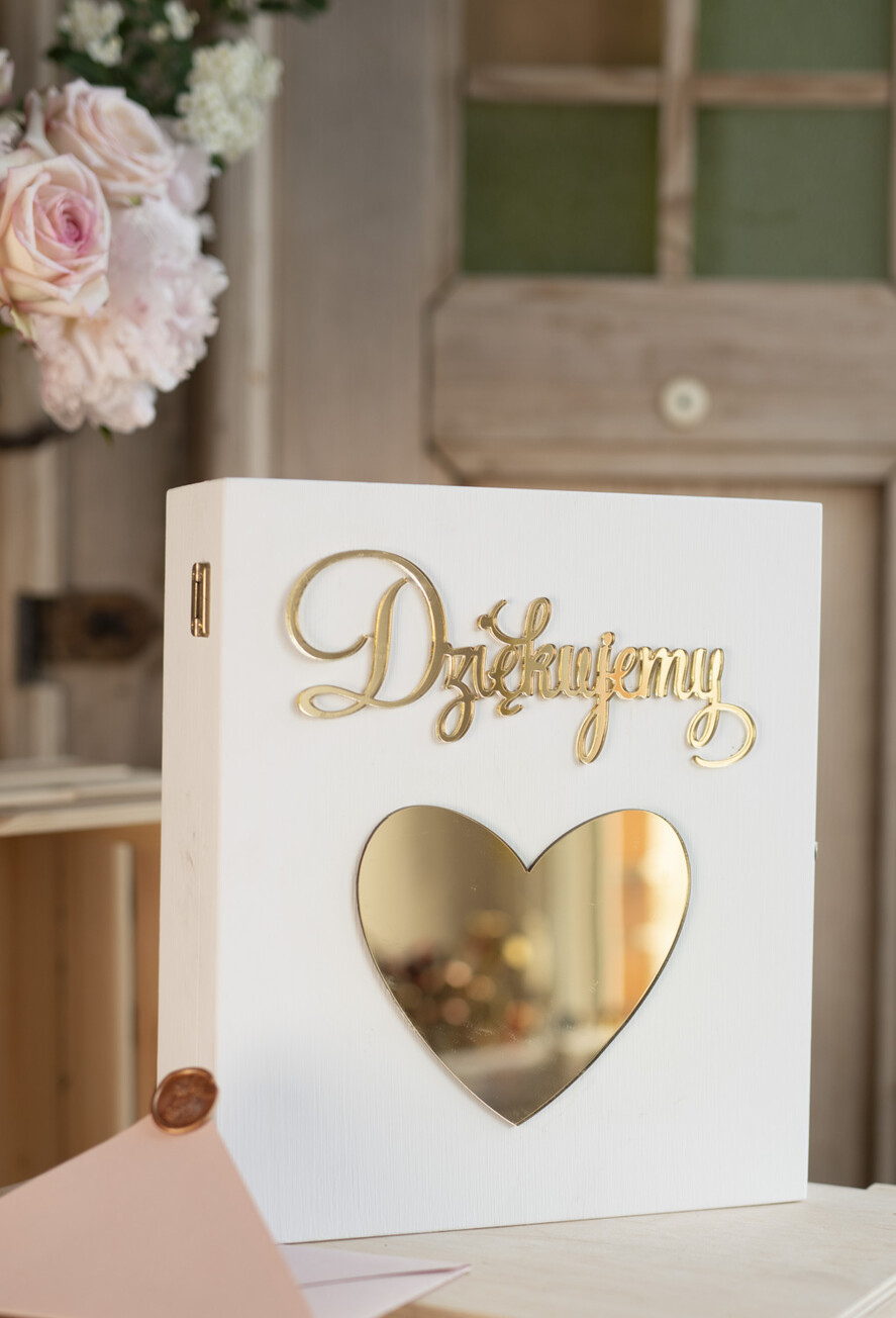 Pudełko na koperty  glamour skrzynka na koperty, białe drewniane pudełko na koperty ze złotymi napisami, biała drewniana kopertówka0
