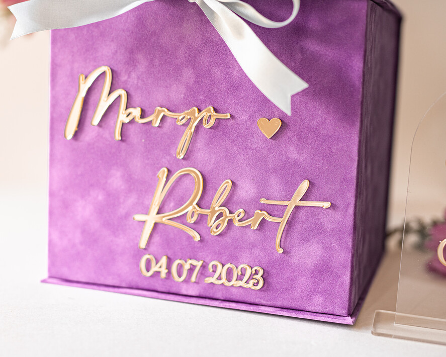 Pudełko na koperty  glamour Elegancka welurowa kopertówka ze złotymi napisami, fioletowy cieniowany welur, pudełko na koperty złote napisy, kopertowka z weluru w stylu glamour5