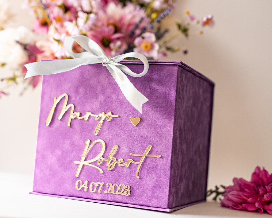 Pudełko na koperty  glamour Elegancka welurowa kopertówka ze złotymi napisami, fioletowy cieniowany welur, pudełko na koperty złote napisy, kopertowka z weluru w stylu glamour4