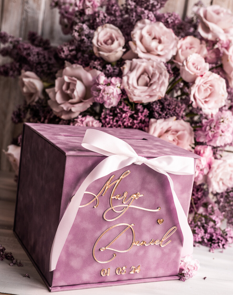 Pudełko na koperty  glamour Elegancka welurowa kopertówka ze złotymi napisami, lawendowy cieniowany welur, pudełko na koperty, fioletowa kopertówka na koperty od gosci weselnych 3