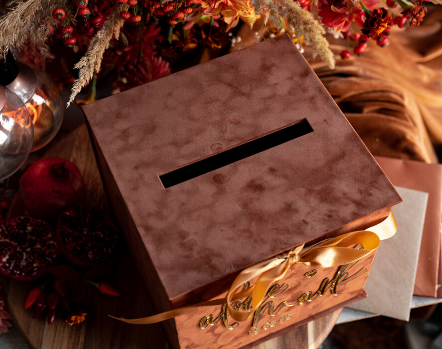 Pudełko na koperty  glamour Welurowa brązowo złota kopertówka ze złotymi napisami, brązowy cieniowany welur, pudełko na koperty, pomysł na pudełko na pieniądze podczas wesela9