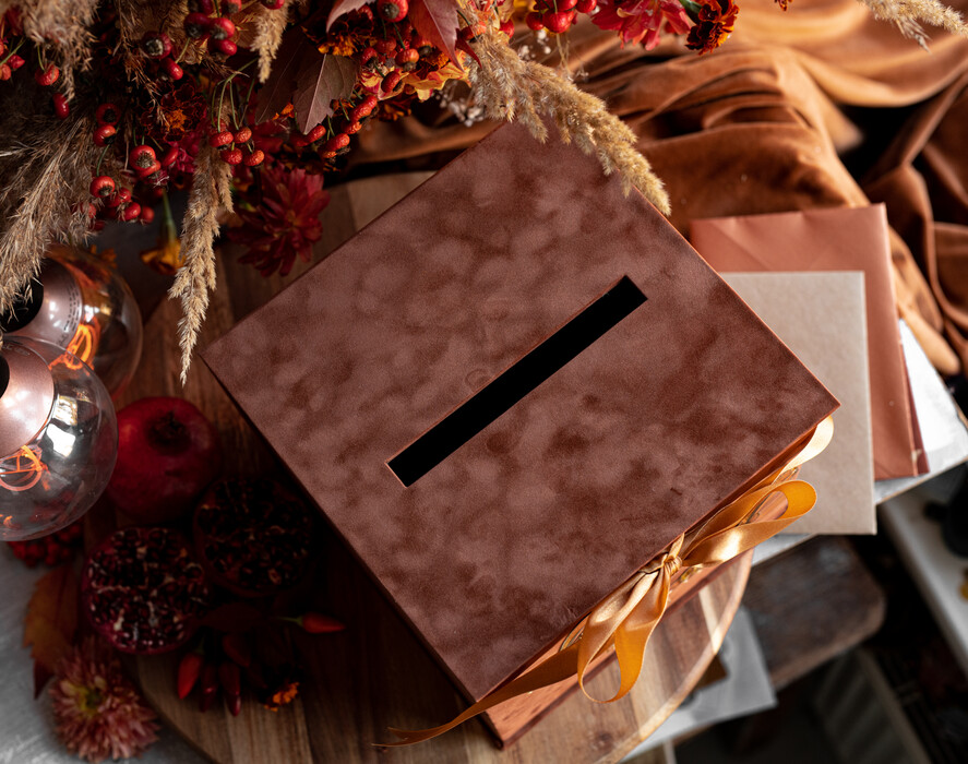 Pudełko na koperty  glamour Welurowa brązowo złota kopertówka ze złotymi napisami, brązowy cieniowany welur, pudełko na koperty, pomysł na pudełko na pieniądze podczas wesela10