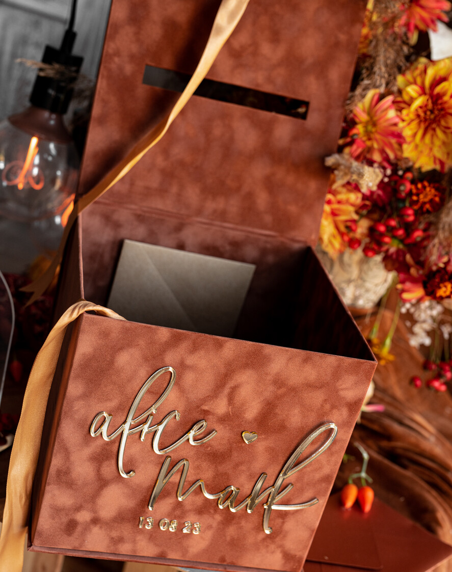 Pudełko na koperty  glamour Welurowa brązowo złota kopertówka ze złotymi napisami, brązowy cieniowany welur, pudełko na koperty, pomysł na pudełko na pieniądze podczas wesela13