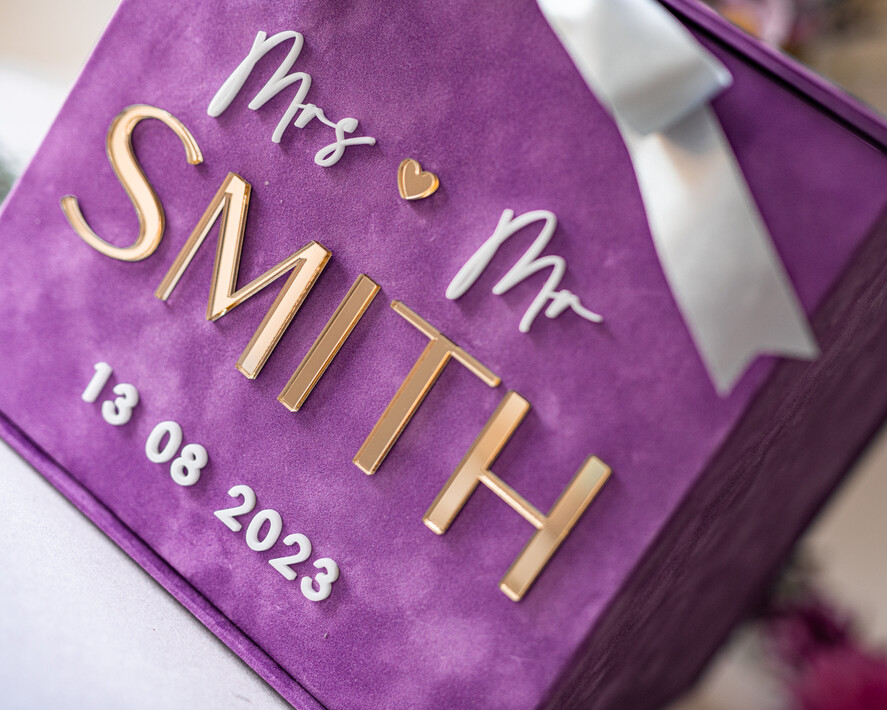 Pudełko na koperty  glamour Elegancka welurowa kopertówka ze złotymi napisami, fioletowy cieniowany welur, pudełko na koperty złote napisy, kopertowka z weluru w stylu glamour5