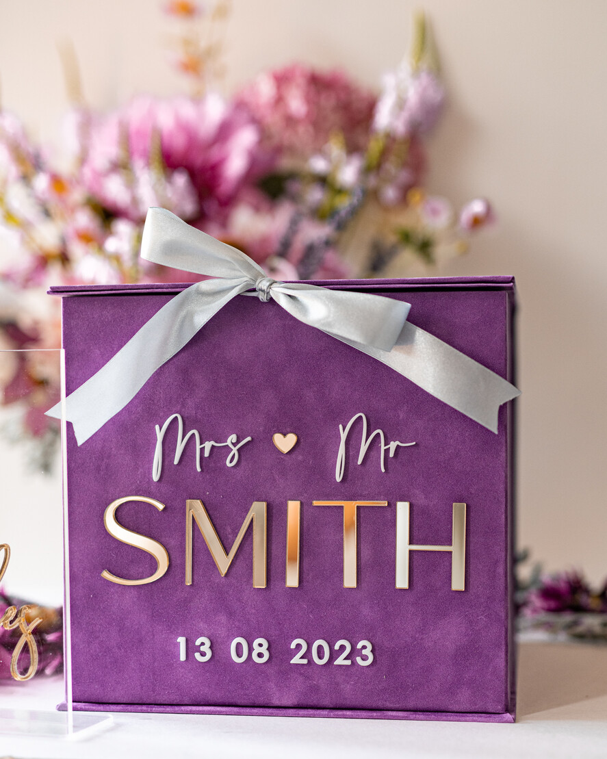 Pudełko na koperty  glamour Elegancka welurowa kopertówka ze złotymi napisami, fioletowy cieniowany welur, pudełko na koperty złote napisy, kopertowka z weluru w stylu glamour3