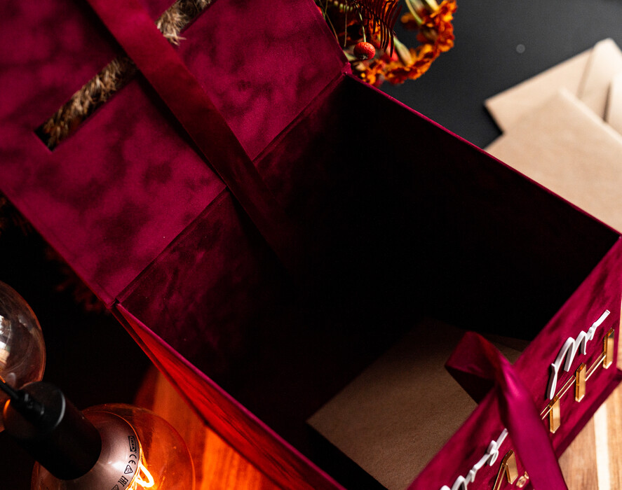 Pudełko na koperty  glamour Personalizowana bordowa welurowa kopertówka ze złotymi napisami, bordowy cieniowany welur, pudełko na koperty, pomysł na pudełko na pieniądze podczas wesela9