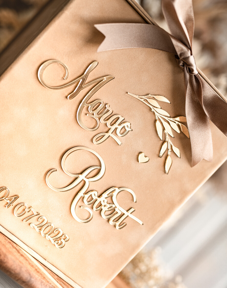 Pudełko na koperty  glamour Elegancka welurowa kopertówka ze złotymi napisami, beżowy cieniowany welur, pudełko na koperty, beżowa kopertówka na koperty od gosci weselnych 4