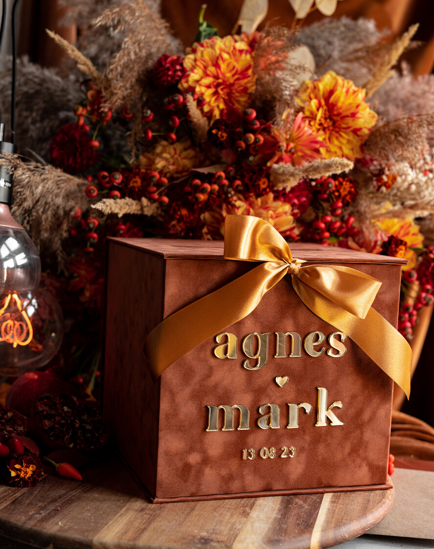 Pudełko na koperty  glamour Welurowa brązowo złota kopertówka ze złotymi napisami, brązowy cieniowany welur, pudełko na koperty, pomysł na pudełko na pieniądze podczas wesela13