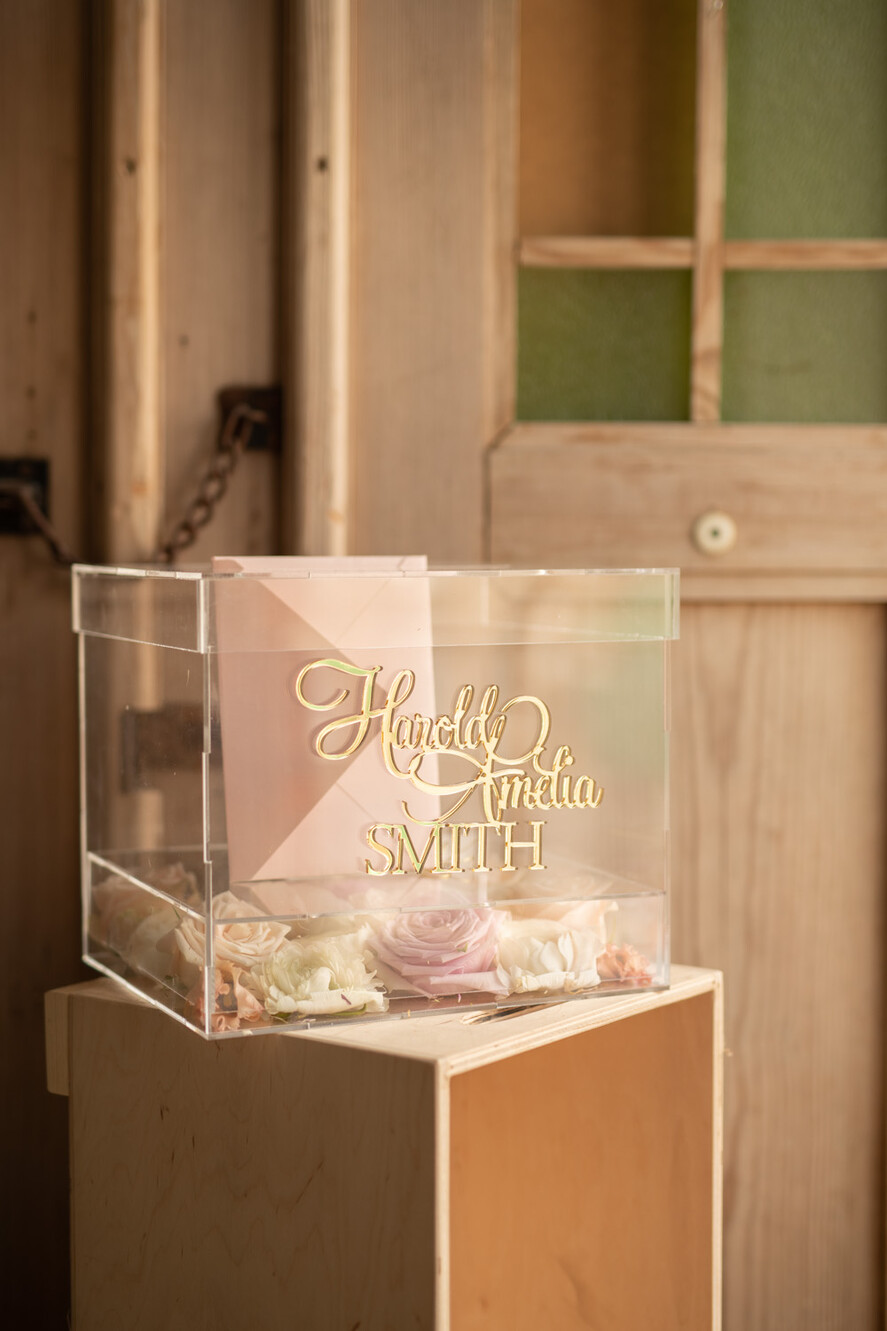 Pudełko na koperty  glamour przezroczysta skrzynka na koperty ślubne akrylowe pudełko box na kartki ślubne złote napisy imiona 10