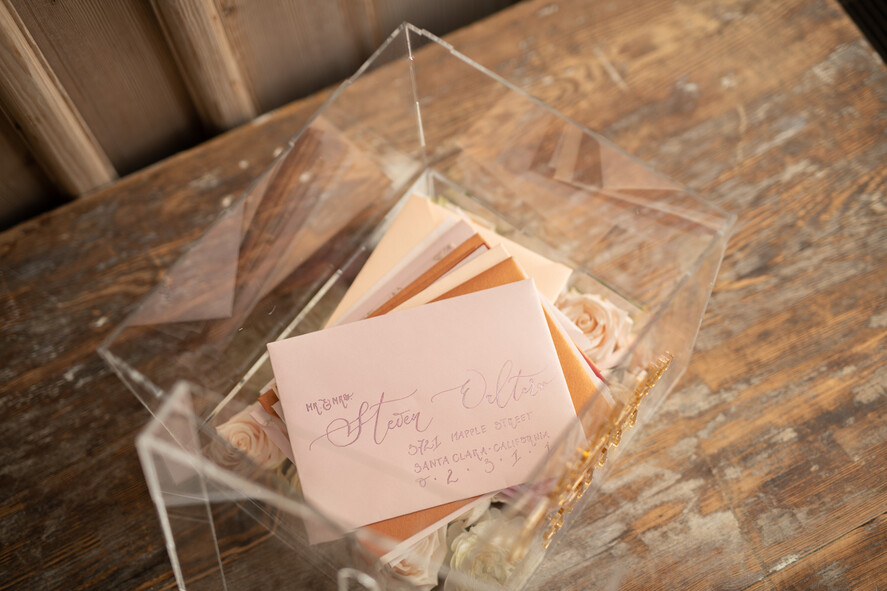 Pudełko na koperty  glamour przezroczysta skrzynka na koperty ślubne akrylowe pudełko box na kartki ślubne złote napisy imiona 14