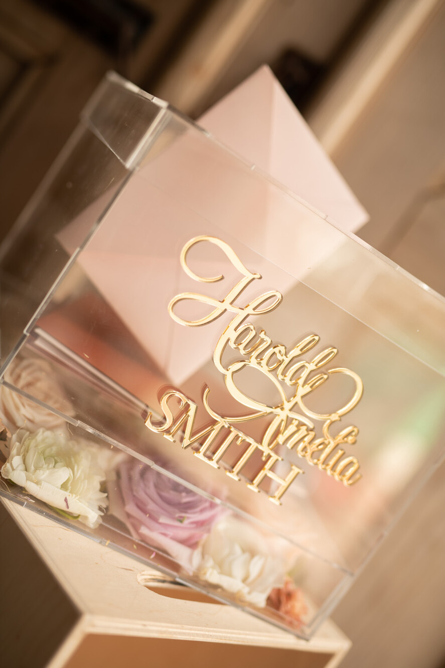 Pudełko na koperty  glamour przezroczysta skrzynka na koperty ślubne akrylowe pudełko box na kartki ślubne złote napisy imiona 15