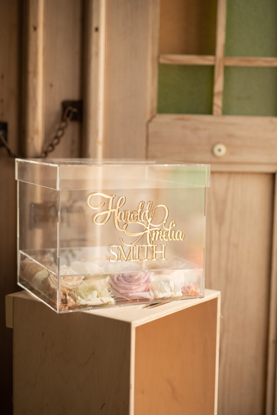 Pudełko na koperty  glamour przezroczysta skrzynka na koperty ślubne akrylowe pudełko box na kartki ślubne złote napisy imiona 18