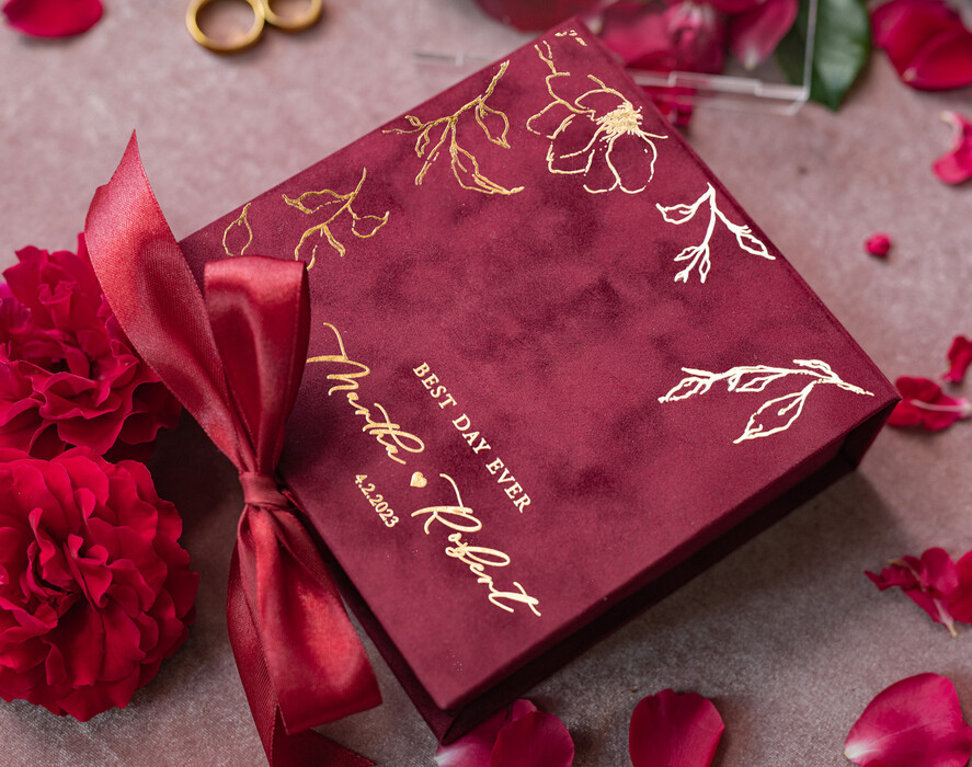 Pudełka Szkatułki na Obrączki glamour bordowa szkatułka na obrączki wasze imiona i data, welurowe pudełko na obrączki ślubne, eleganckie aksamitne pudełko na obrączki ze złotymi napisami3
