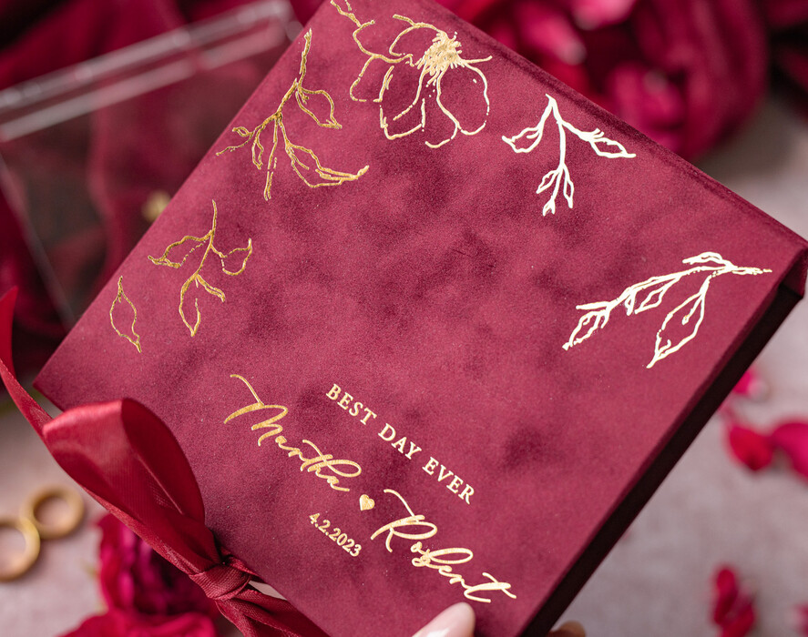 Pudełka Szkatułki na Obrączki glamour bordowa szkatułka na obrączki wasze imiona i data, welurowe pudełko na obrączki ślubne, eleganckie aksamitne pudełko na obrączki ze złotymi napisami4