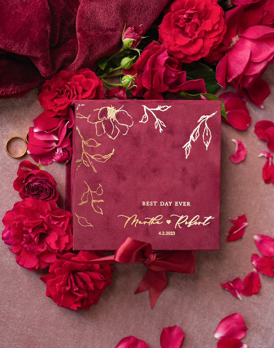 Pudełka Szkatułki na Obrączki glamour bordowa szkatułka na obrączki wasze imiona i data, welurowe pudełko na obrączki ślubne, eleganckie aksamitne pudełko na obrączki ze złotymi napisami0