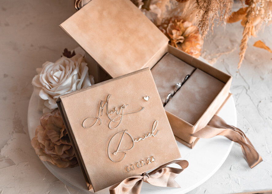 Pudełka Szkatułki na Obrączki glamour welurowa szkatułka na obrączki wasze imiona i data, welurowe pudełko na obrączki ślubne, eleganckie aksamitne pudełko na obrączki ze złotymi napisami, wesele glamour1