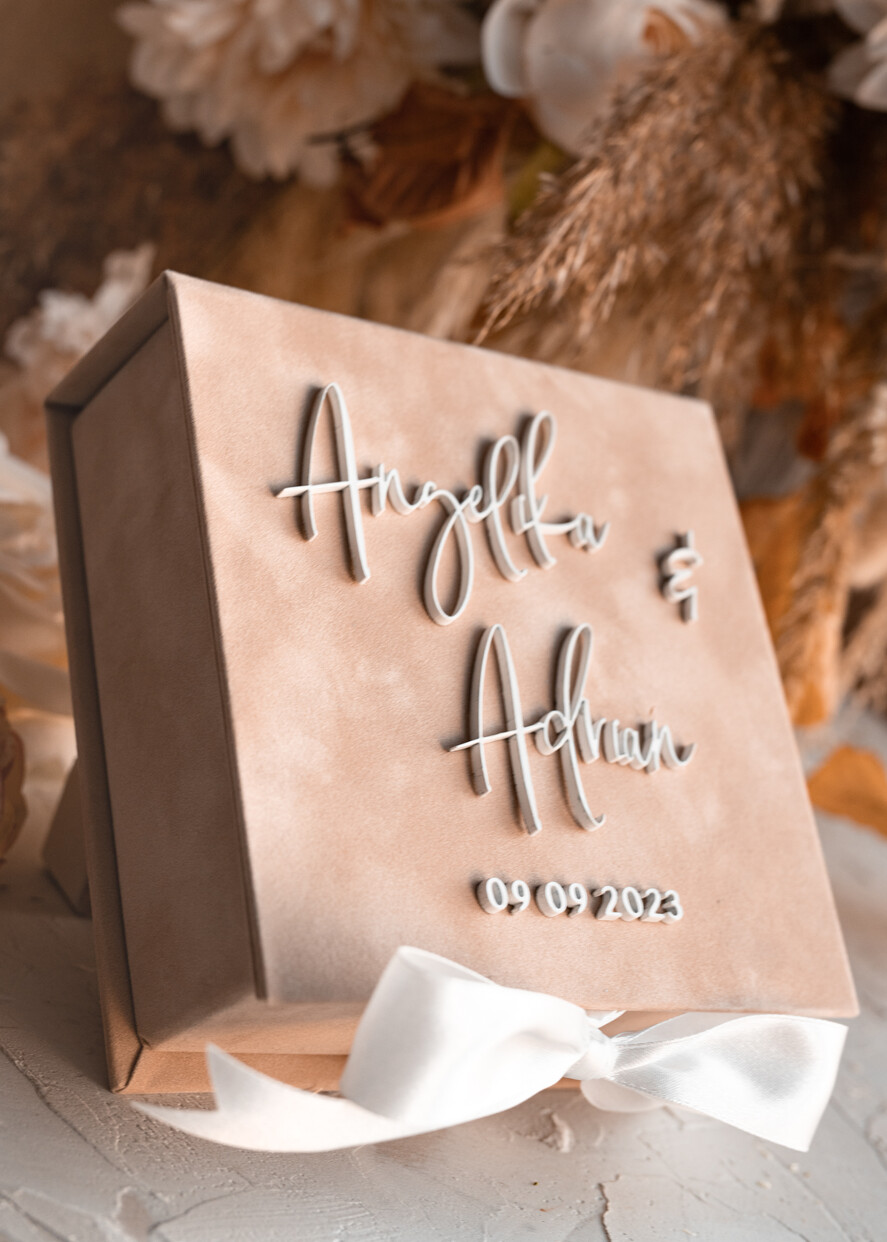 Pudełka Szkatułki na Obrączki glamour elegancka szkatułka na obrączki wasze imiona i data, welurowe pudełko na obrączki ślubne, eleganckie aksamitne pudełko na obrączki ze złotymi napisami1