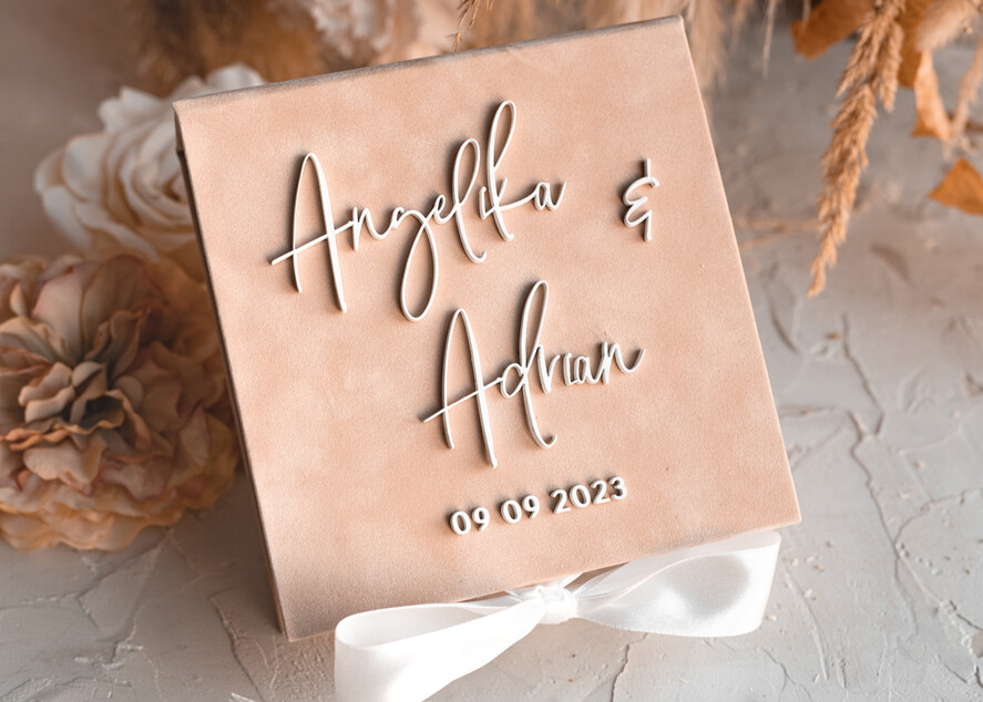 Pudełka Szkatułki na Obrączki glamour elegancka szkatułka na obrączki wasze imiona i data, welurowe pudełko na obrączki ślubne, eleganckie aksamitne pudełko na obrączki ze złotymi napisami2